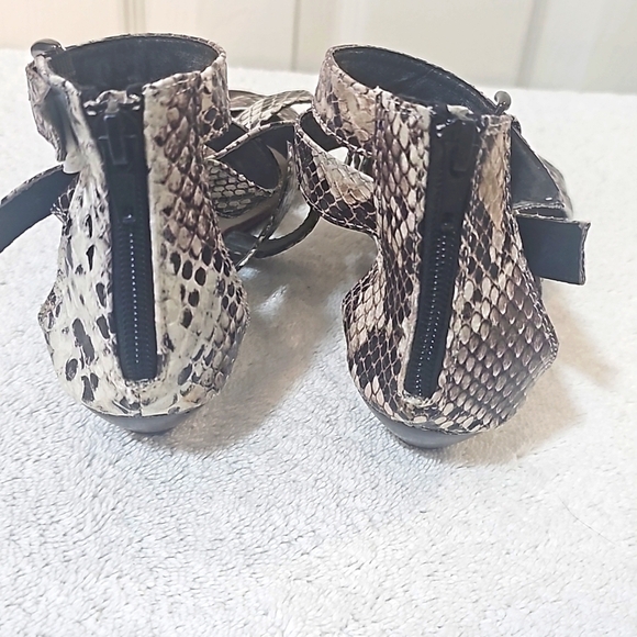 Vintage Bamboo Faux Alligator Skin, Crisscross,Zip up Sandals with 2 buckles.. 6 - Picture 3 of 11